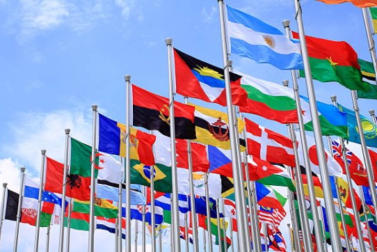 Banderas de muchos pa&iacute;ses ondeando juntas