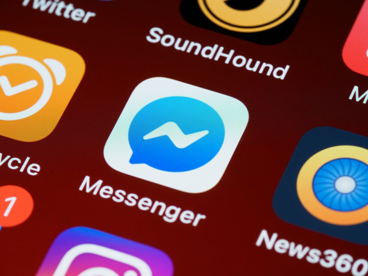 Pantalla de un teléfono móvil con iconos de aplicaciones de mensajería