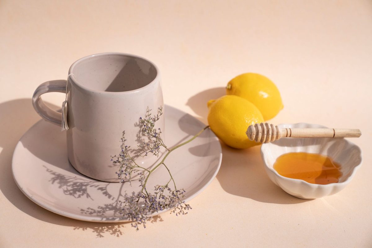 Taza, limones y miel para aliviar un resfriado