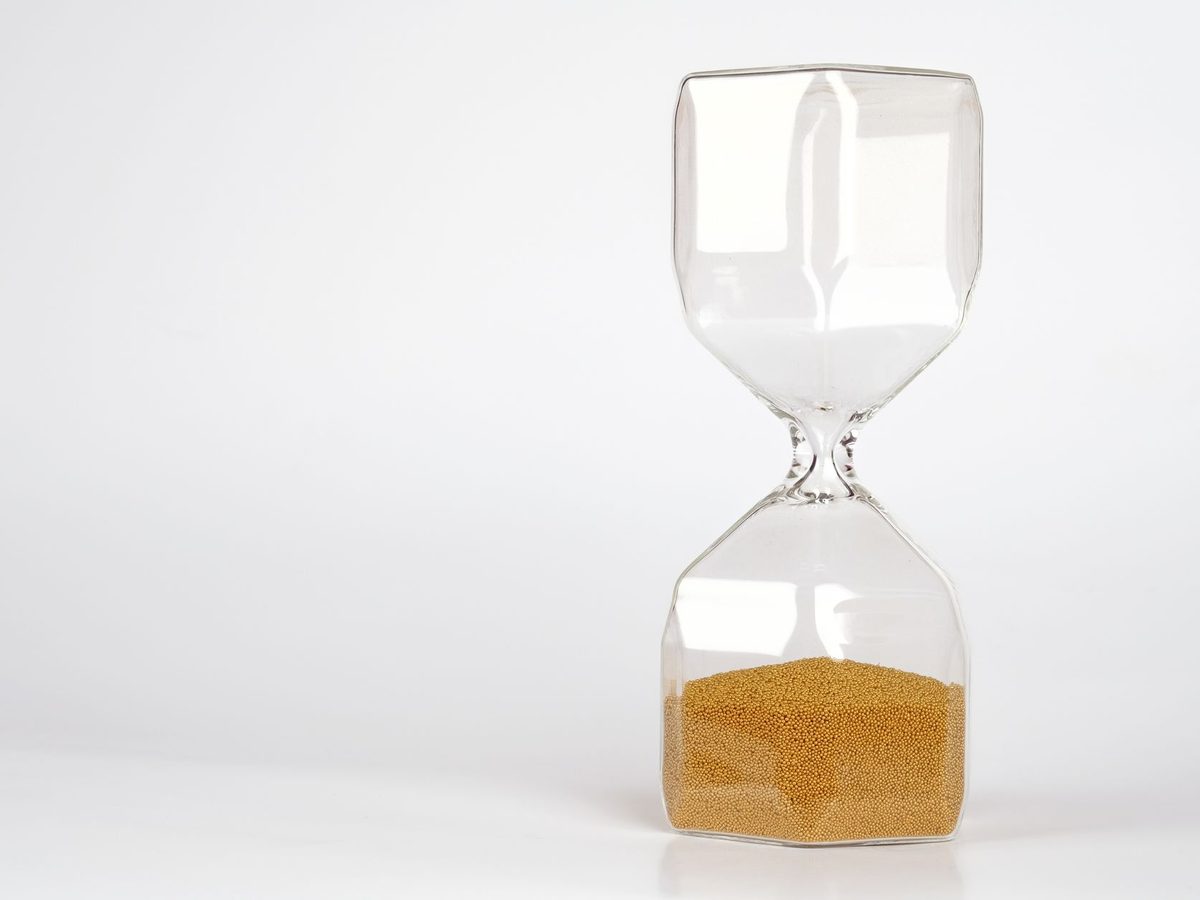 Un reloj de arena sobre fondo blanco