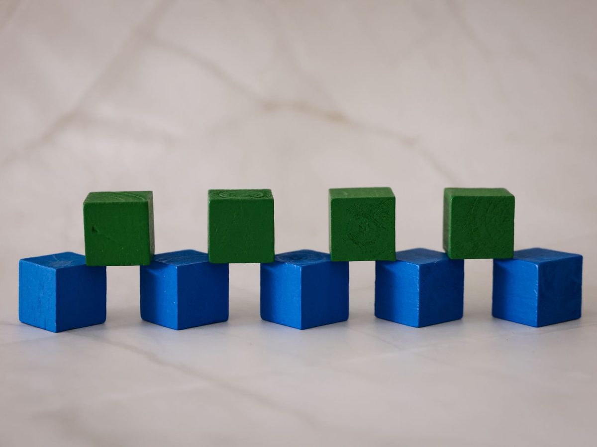 Cubos de madera azules y verdes colocados en fila