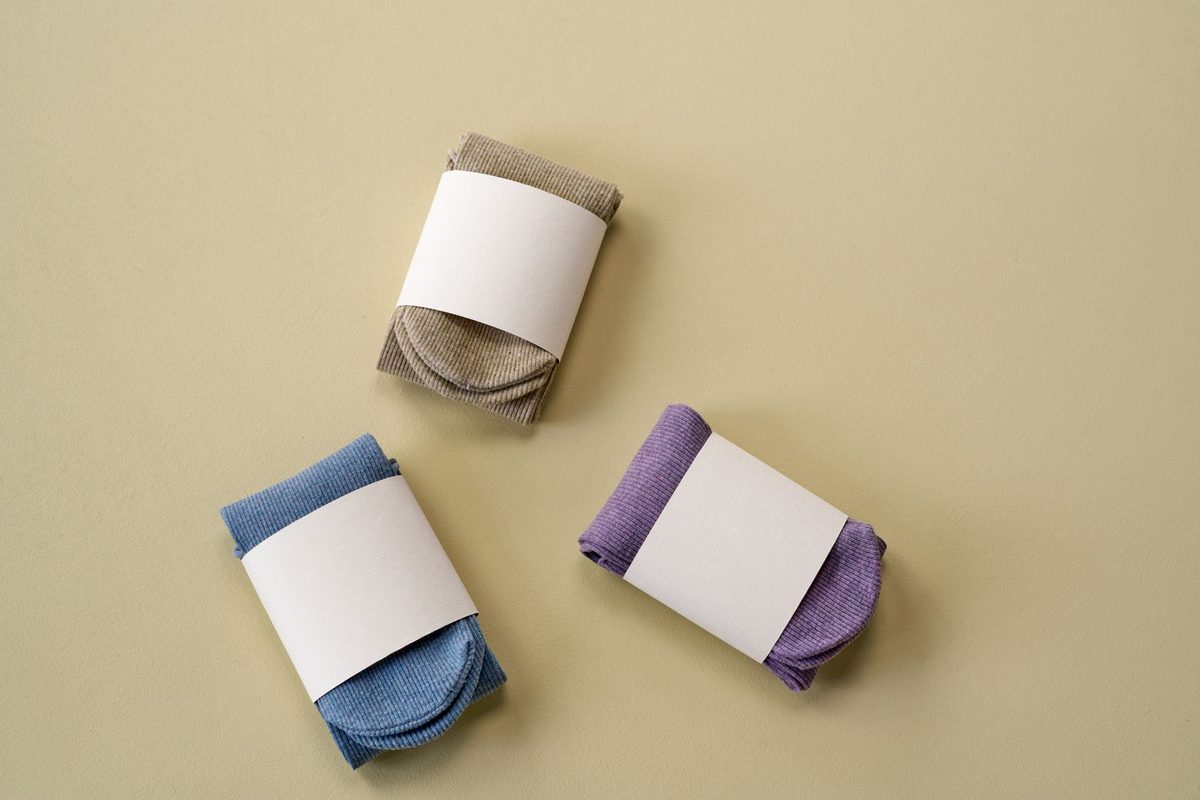 Tres pares de calcetines nuevos enrollados con su faja de papel