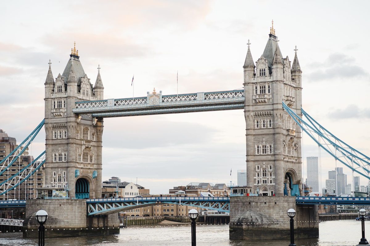 Tower Bridge de Londres a la luz del día