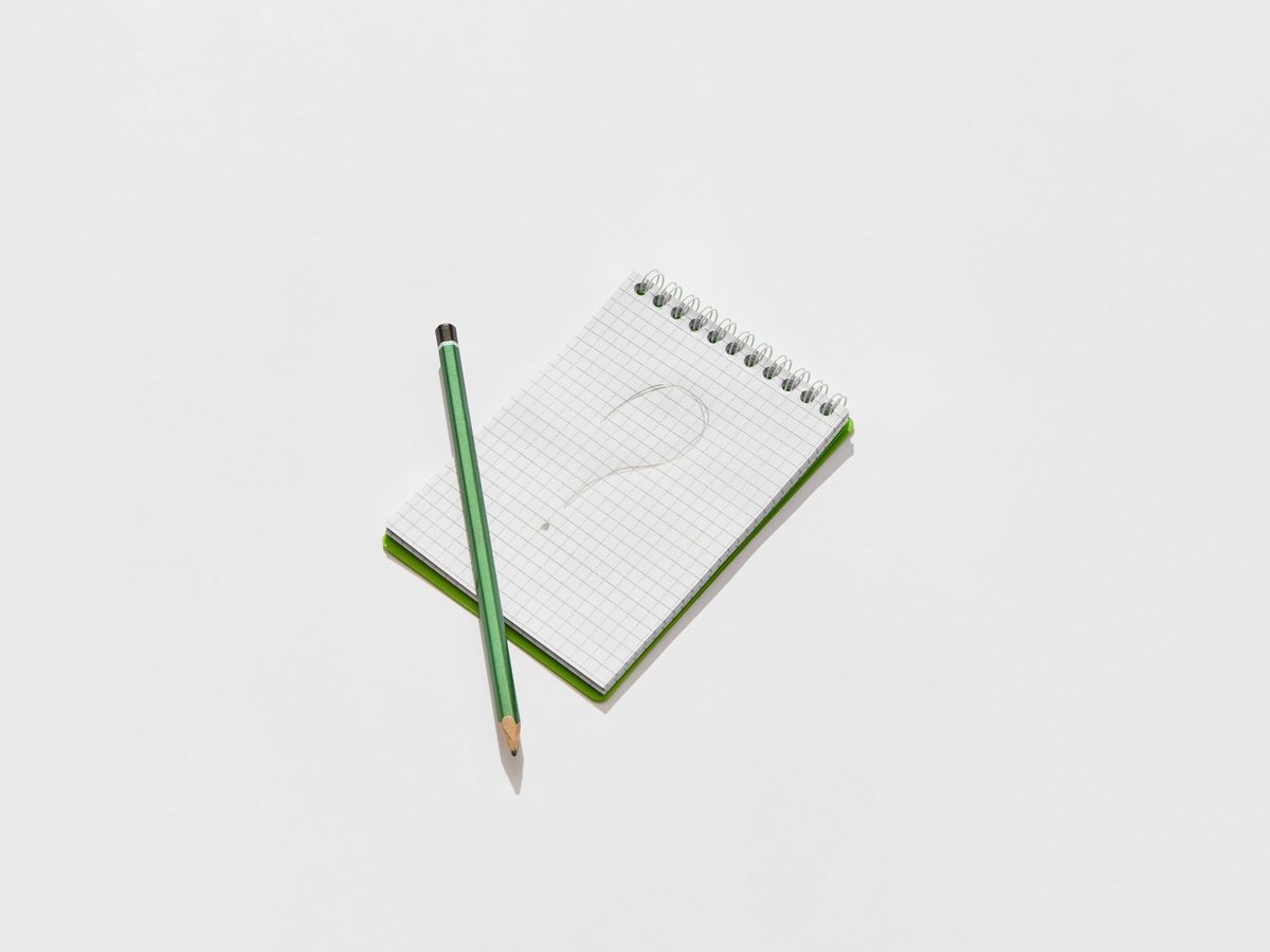 Un cuaderno con un signo de interrogación dibujado