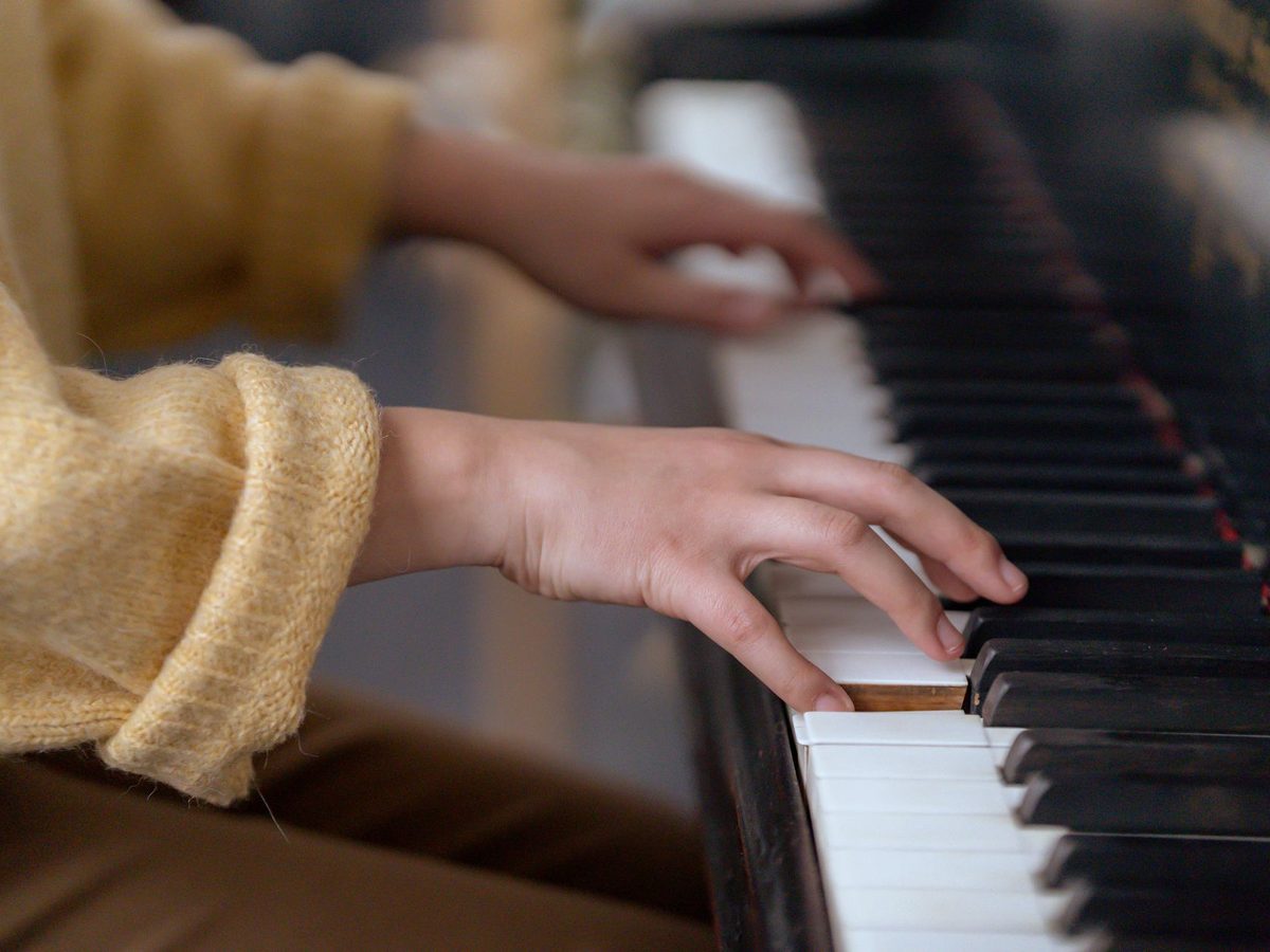 Unas manos tocando el piano