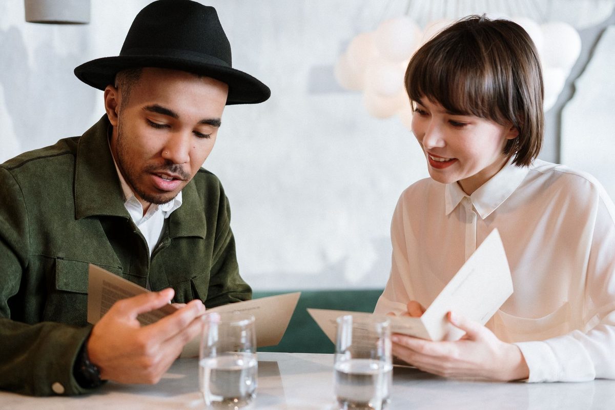 Pareja leyendo la carta en un restaurante luminoso