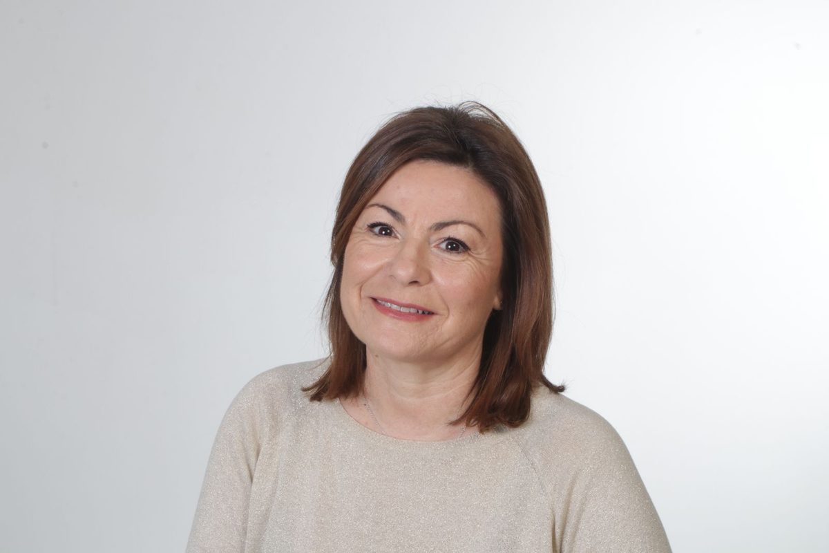 Mujer sonriendo con expresión serena