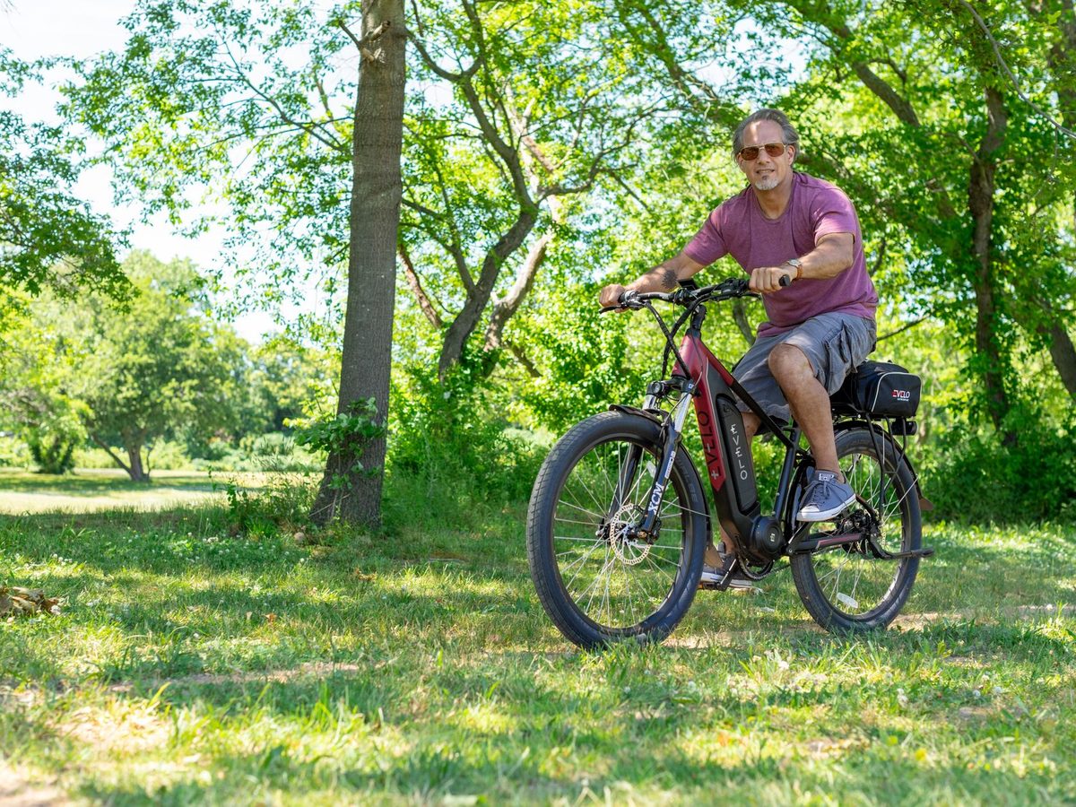 Un hombre monta en bicicleta por un parque