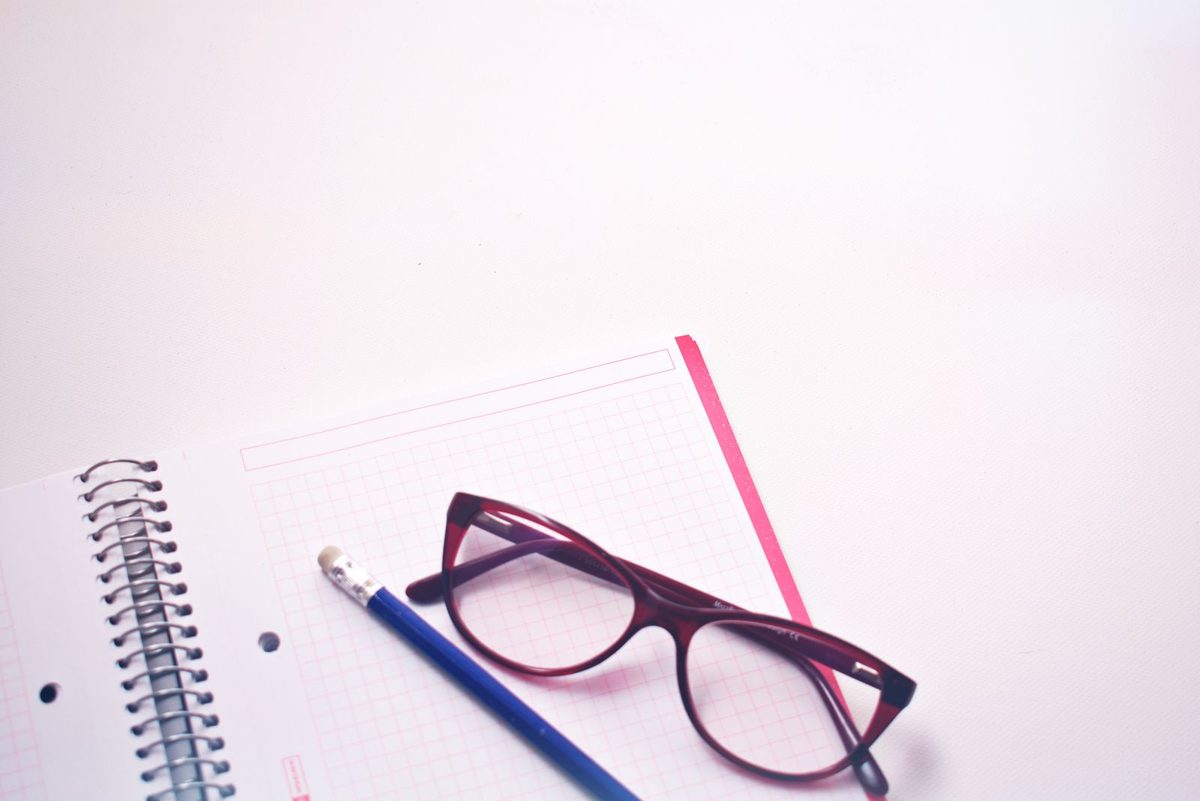 Gafas y lápiz sobre un cuaderno cuadriculado