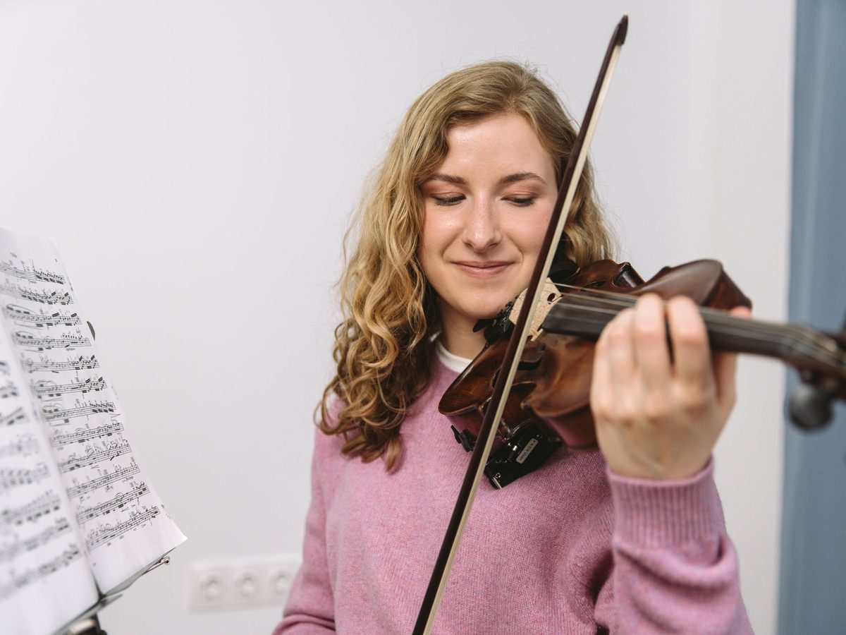 Una violinista practica delante de una partitura